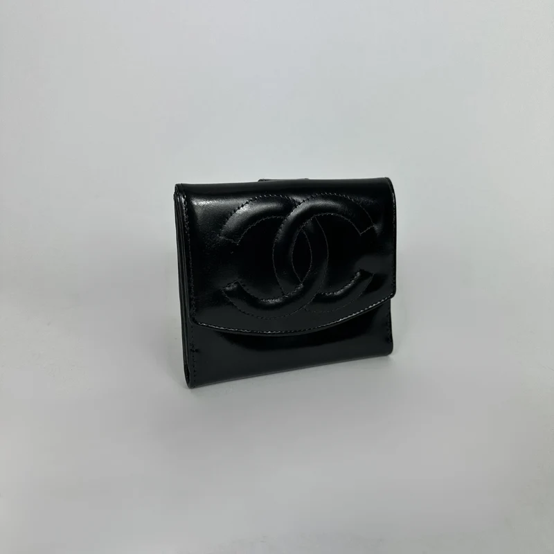 Chanel Portefeuille compact surdimensionné en cuir verni noir avec carte CC