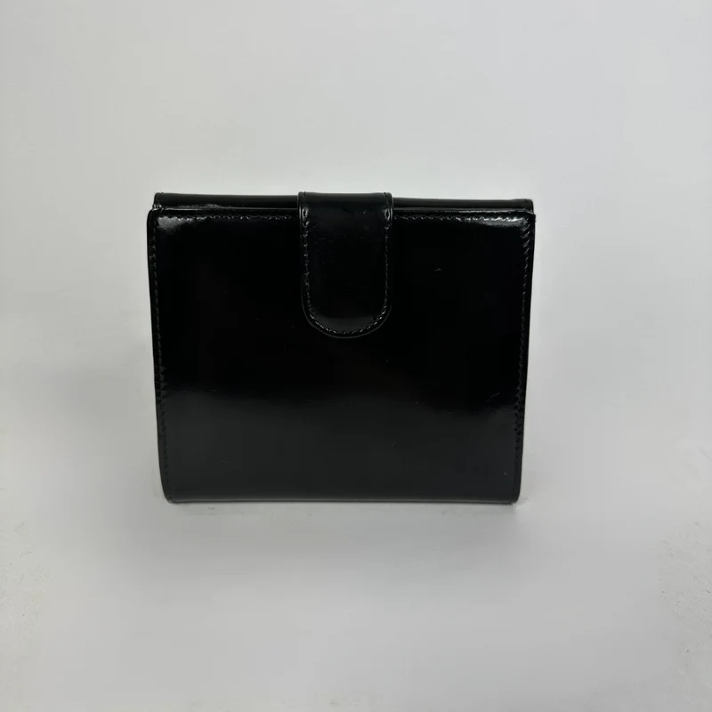 Chanel Portefeuille compact surdimensionné en cuir verni noir avec carte CC