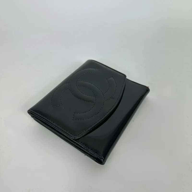 Chanel Portefeuille compact surdimensionné en cuir verni noir avec carte CC