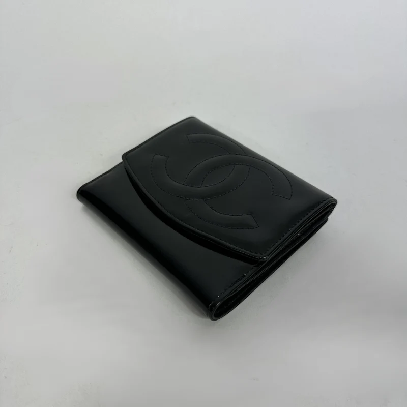 Chanel Portefeuille compact surdimensionné en cuir verni noir avec carte CC