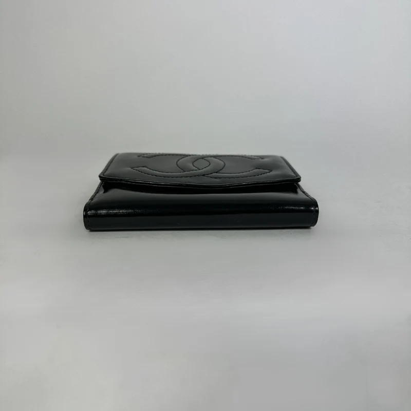 Chanel Portefeuille compact surdimensionné en cuir verni noir avec carte CC