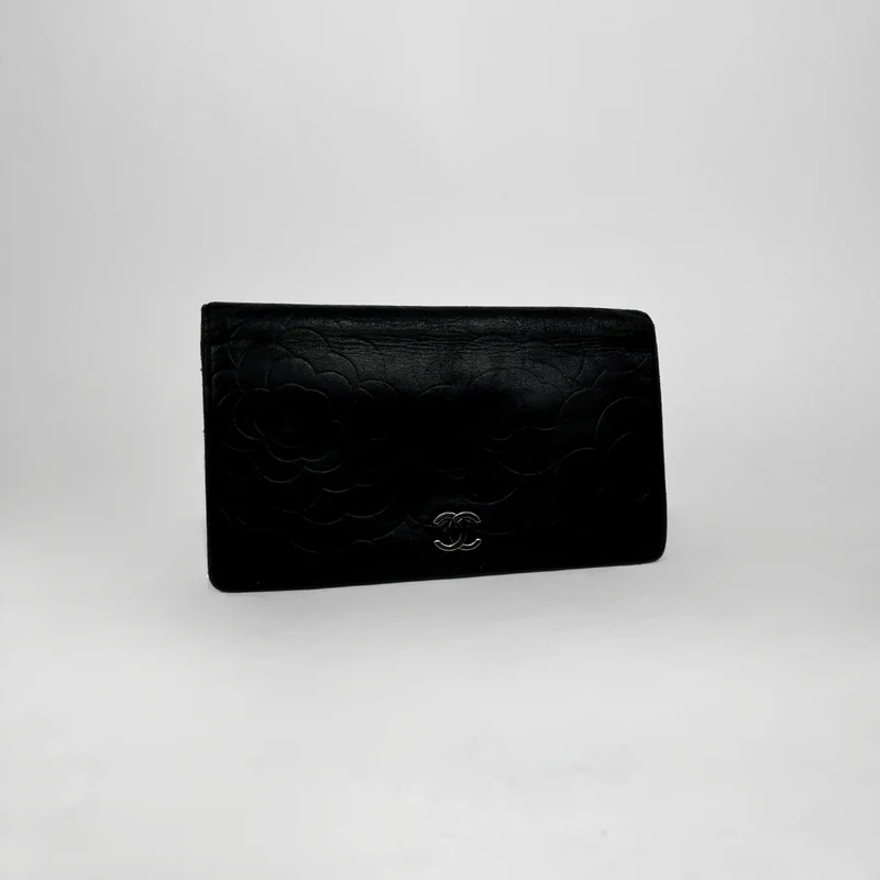 Chanel Portefeuille long double en cuir d'agneau noir à motif camélia gaufré