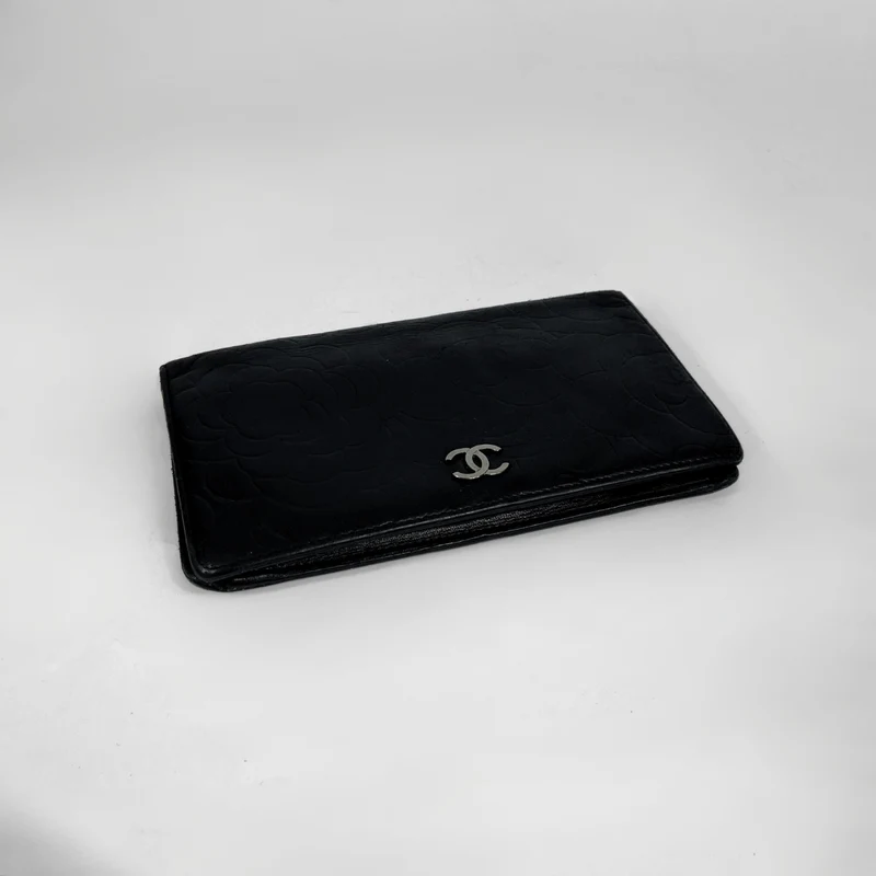 Chanel Portefeuille long double en cuir d'agneau noir à motif camélia gaufré
