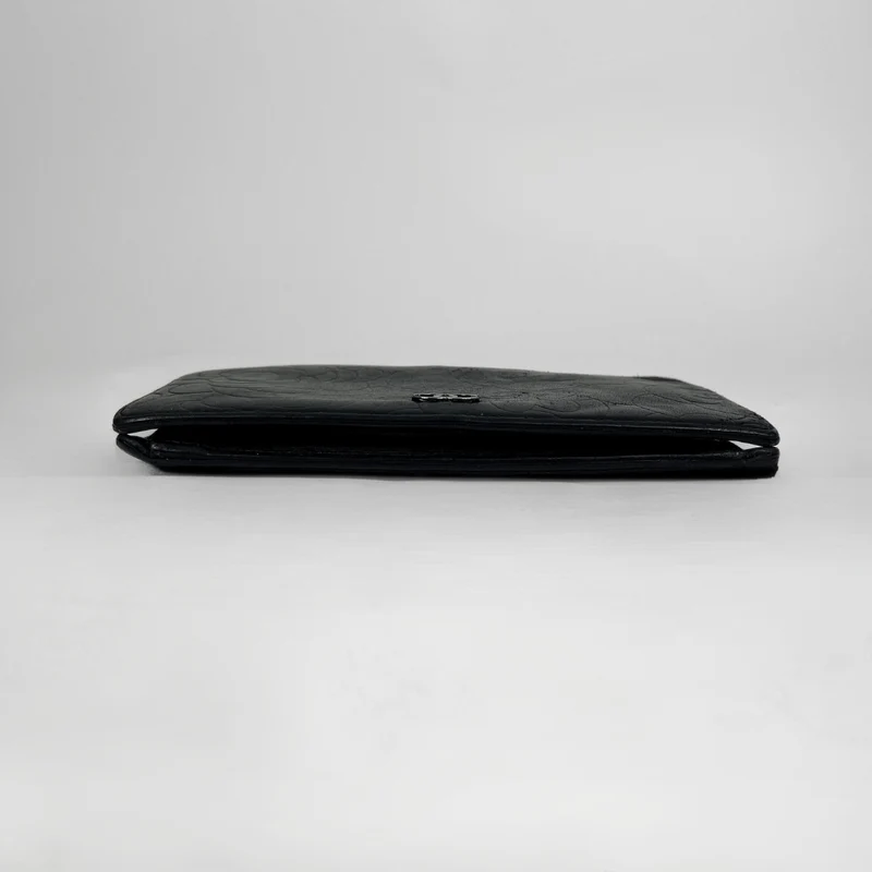 Chanel Portefeuille long double en cuir d'agneau noir à motif camélia gaufré