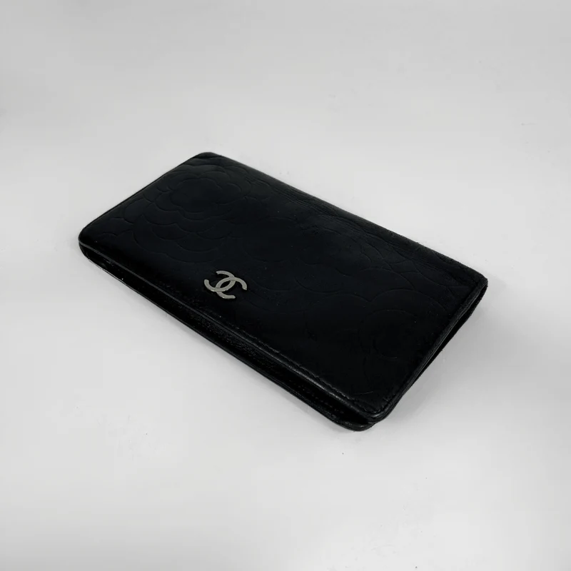 Chanel Portefeuille long double en cuir d'agneau noir à motif camélia gaufré