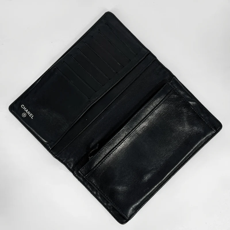 Chanel Portefeuille long double en cuir d'agneau noir à motif camélia gaufré