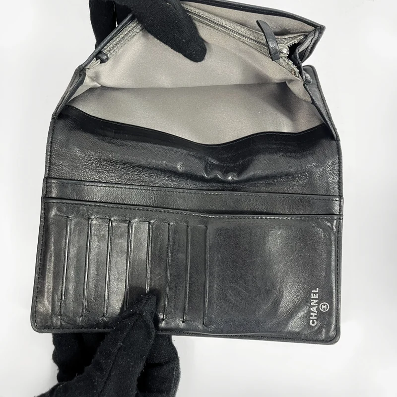 Chanel Portefeuille long double en cuir d'agneau noir à motif camélia gaufré