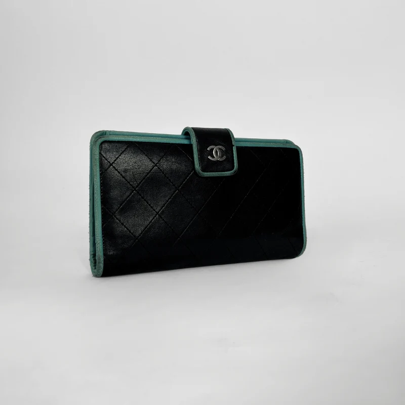 Chanel Portefeuille en cuir d'agneau matelassé Yen noir avec intérieur turquoise