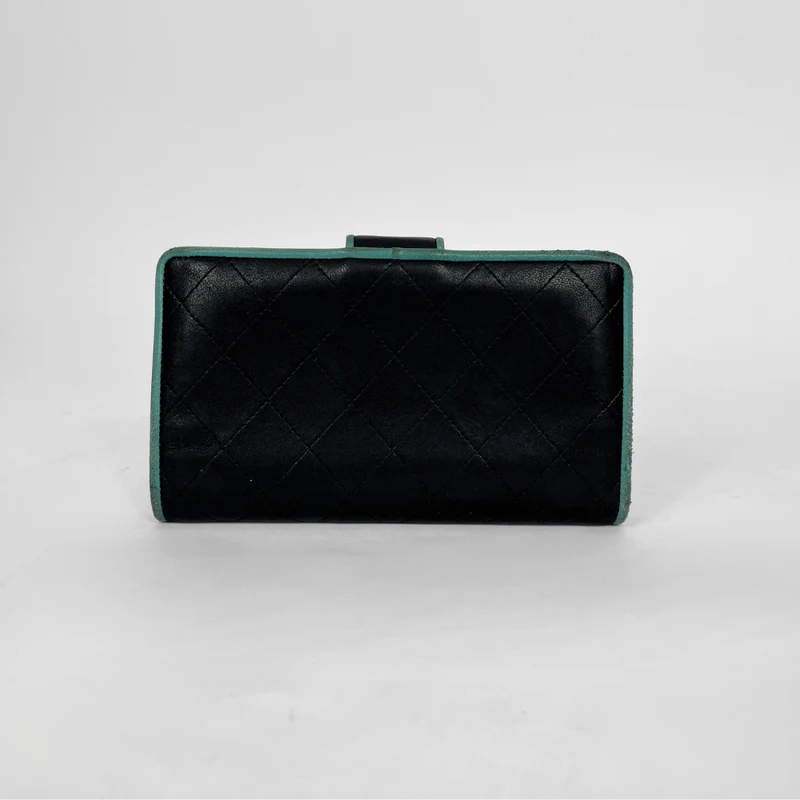 Chanel Portefeuille en cuir d'agneau matelassé Yen noir avec intérieur turquoise