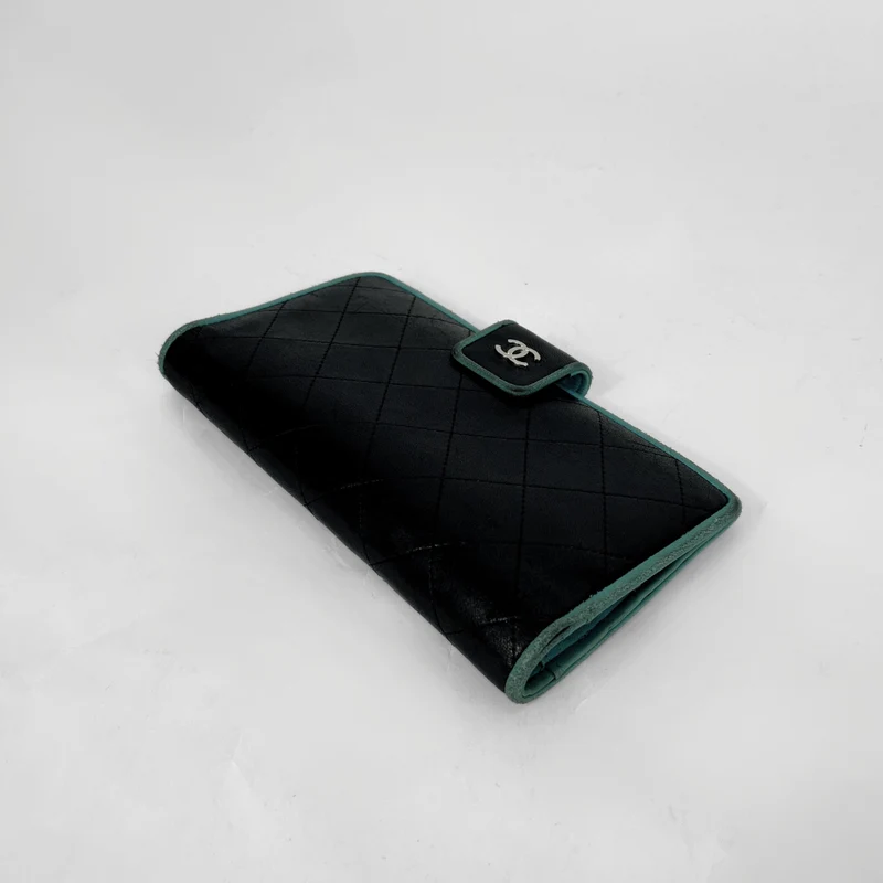 Chanel Portefeuille en cuir d'agneau matelassé Yen noir avec intérieur turquoise