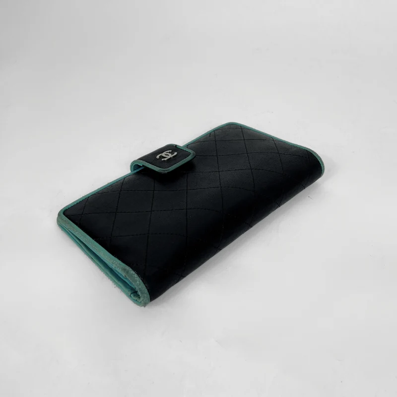 Chanel Portefeuille en cuir d'agneau matelassé Yen noir avec intérieur turquoise