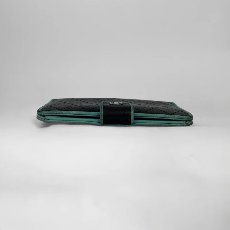 Chanel Portefeuille en cuir d'agneau matelassé Yen noir avec intérieur turquoise