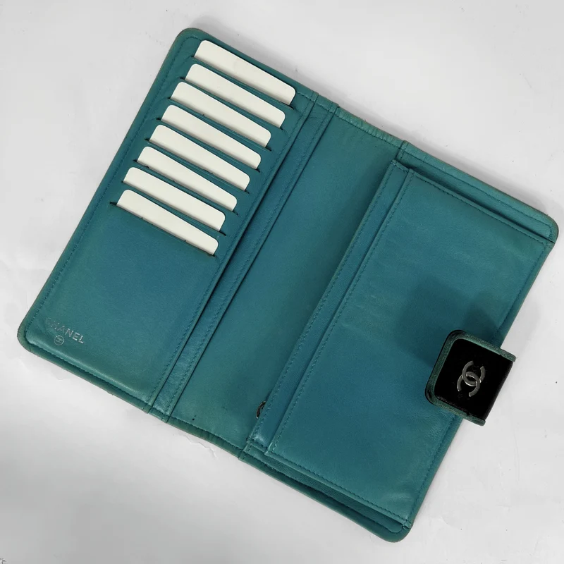 Chanel Portefeuille en cuir d'agneau matelassé Yen noir avec intérieur turquoise