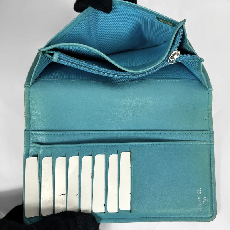 Chanel Portefeuille en cuir d'agneau matelassé Yen noir avec intérieur turquoise