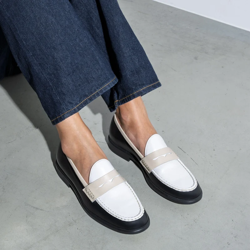 Isabel Bernard Mocassins Blandine en cuir de veau noir et blanc avec détails blancs IB51015-10170-36