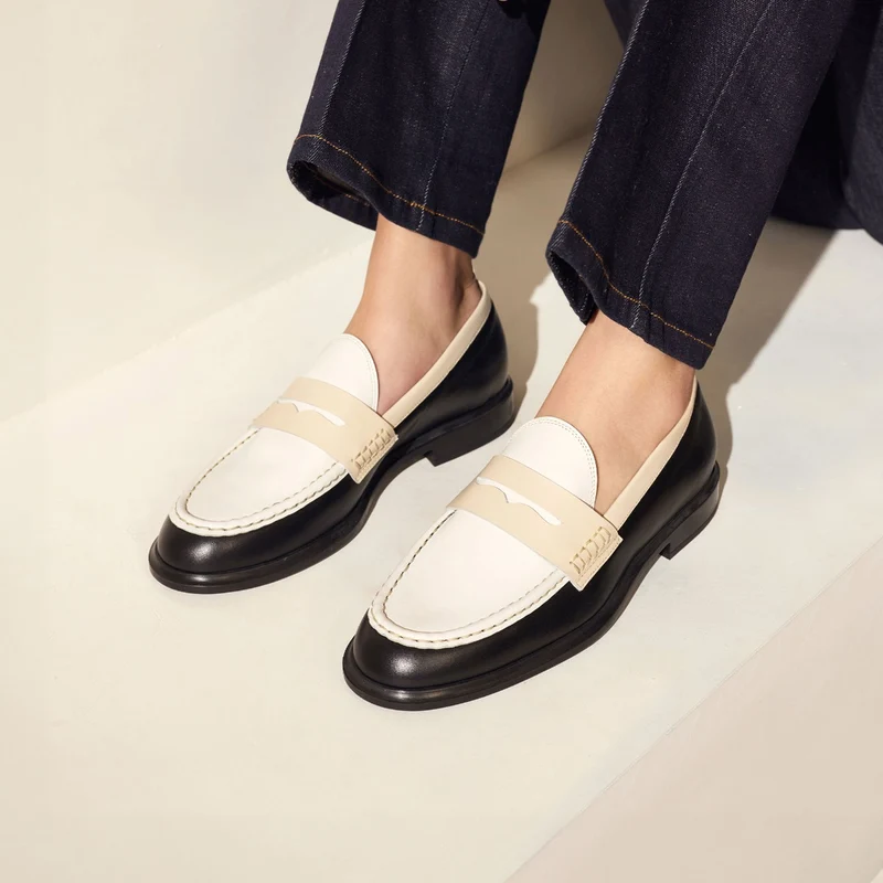 Isabel Bernard Mocassins Blandine en cuir de veau noir et blanc avec détails blancs IB51015-10170-36