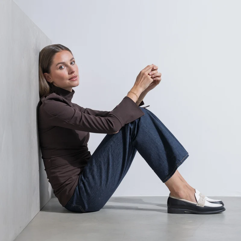 Isabel Bernard Mocassins Blandine en cuir de veau noir et blanc avec détails blancs IB51015-10170-36