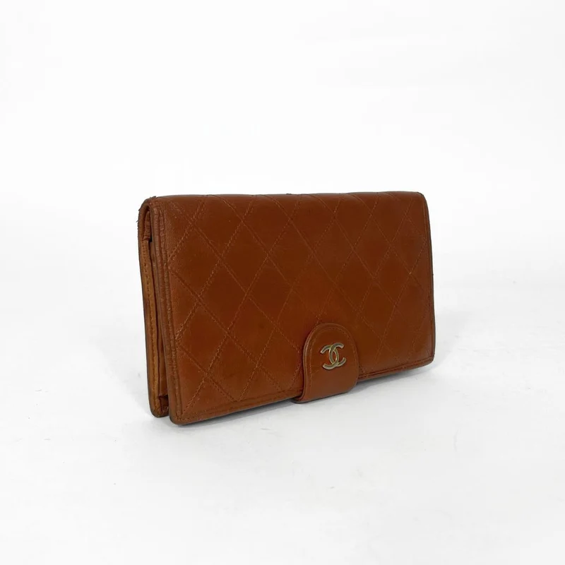 Chanel Portefeuille long à deux volets en cuir d'agneau matelassé