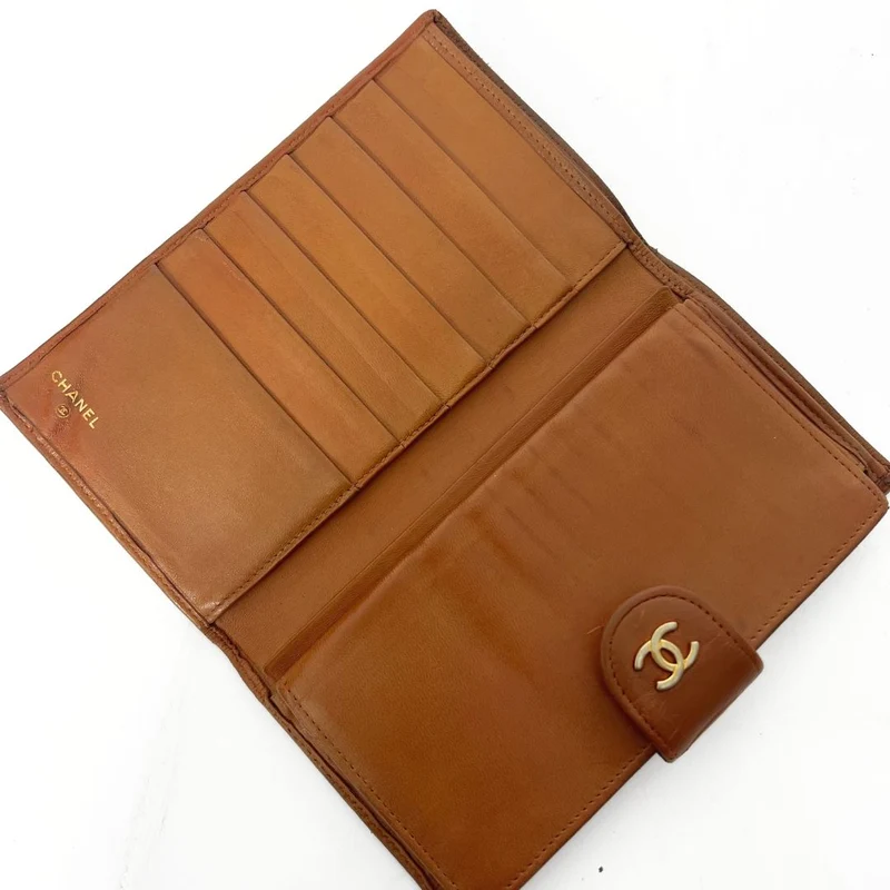 Chanel Portefeuille long à deux volets en cuir d'agneau matelassé