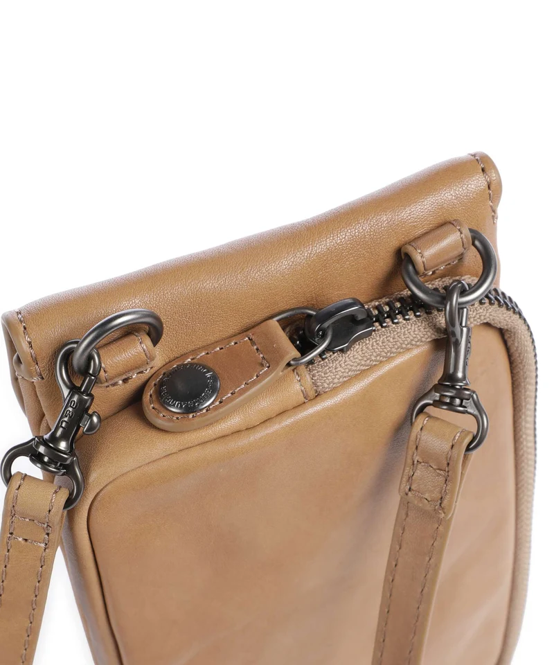 Aunts & Uncles Grandma's Luxury Club Mrs. Lemon Twist Pochette telephone iced coffee