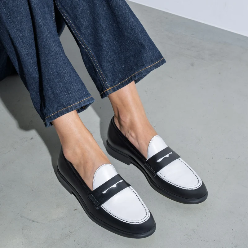 Isabel Bernard Mocassins Vendôme Blandine en cuir de veau noir et blanc IB51015-10176-37