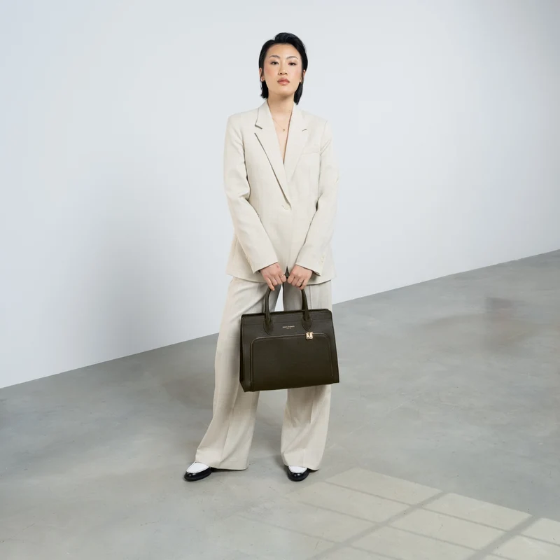Isabel Bernard Honoré Nadine marron foncé sac à main en cuir de veau avec compartiment pour ordinateur portable 13 pouces IB25110-031-13