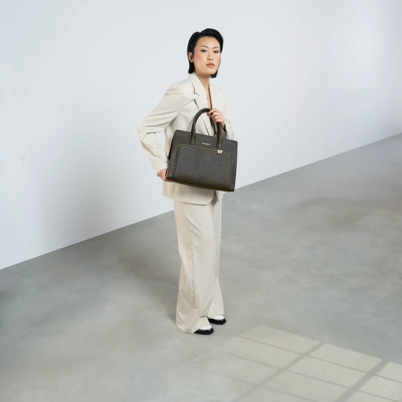 Isabel Bernard Honoré Nadine marron foncé sac à main en cuir de veau avec compartiment pour ordinateur portable 13 pouces IB25110-031-13