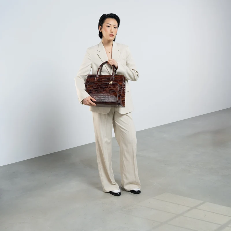 Isabel Bernard Honoré Nadine croco marron sac à main en cuir de veau avec compartiment pour ordinateur portable 13 pouces IB25110-230-13