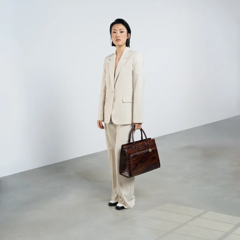 Isabel Bernard Honoré Nadine croco marron sac à main en cuir de veau avec compartiment pour ordinateur portable 13 pouces IB25110-230-13