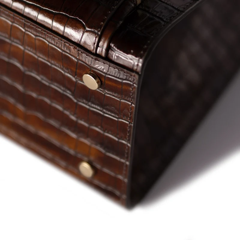 Isabel Bernard Honoré Nadine croco marron sac à main en cuir de veau avec compartiment pour ordinateur portable 13 pouces IB25110-230-13