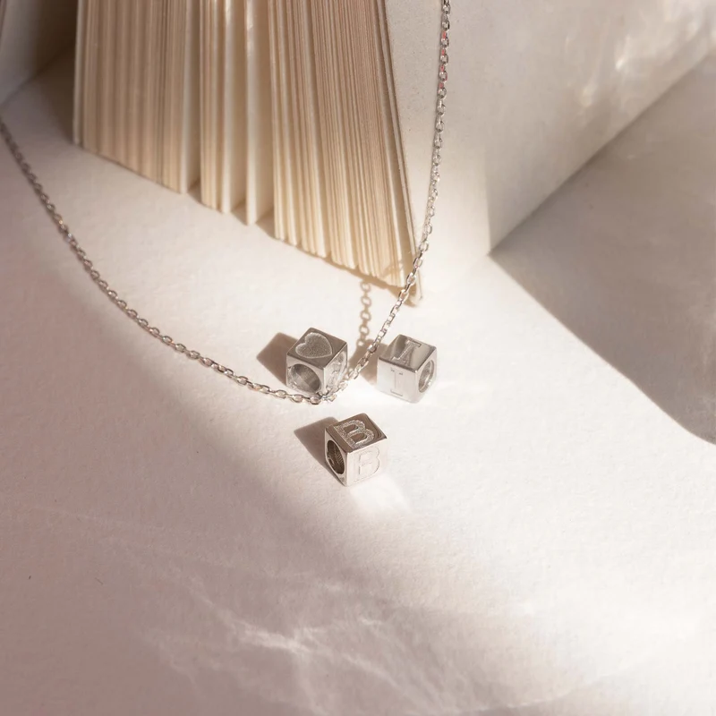 Isabel Bernard Saint Germain Falie breloque cube en Or blanc 14 carats IB350048