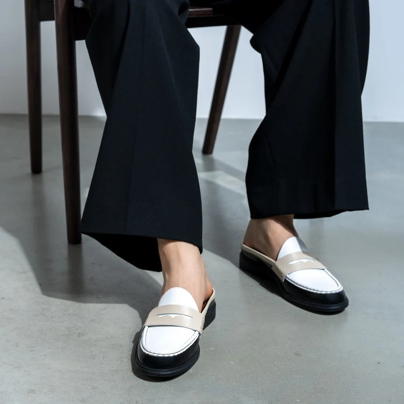 Isabel Bernard Vendôme Blandine mules en cuir de veau noir et blanc avec détails blancs IB51016-10170-35