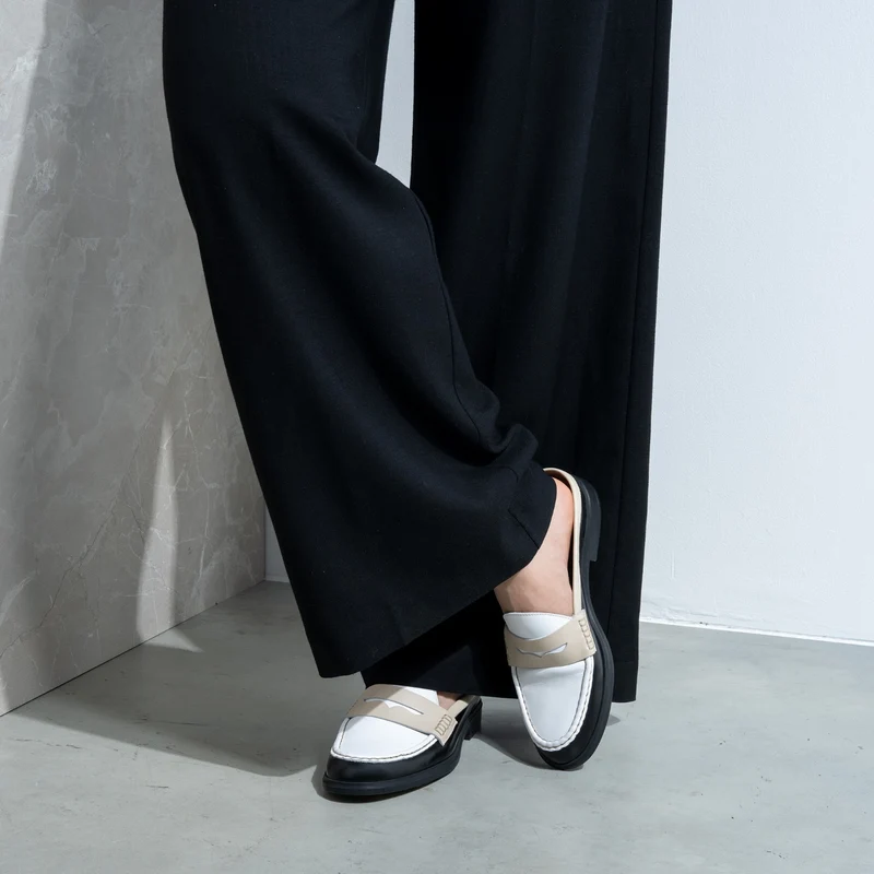 Isabel Bernard Vendôme Blandine mules en cuir de veau noir et blanc avec détails blancs IB51016-10170-35