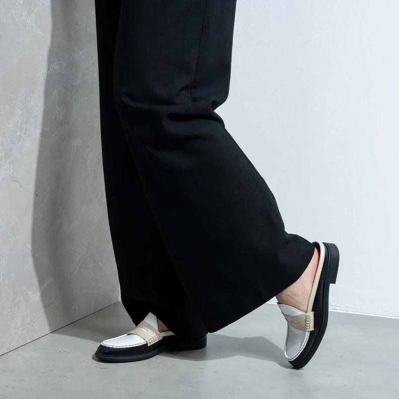 Isabel Bernard Vendôme Blandine mules en cuir de veau noir et blanc avec détails blancs IB51016-10170-35