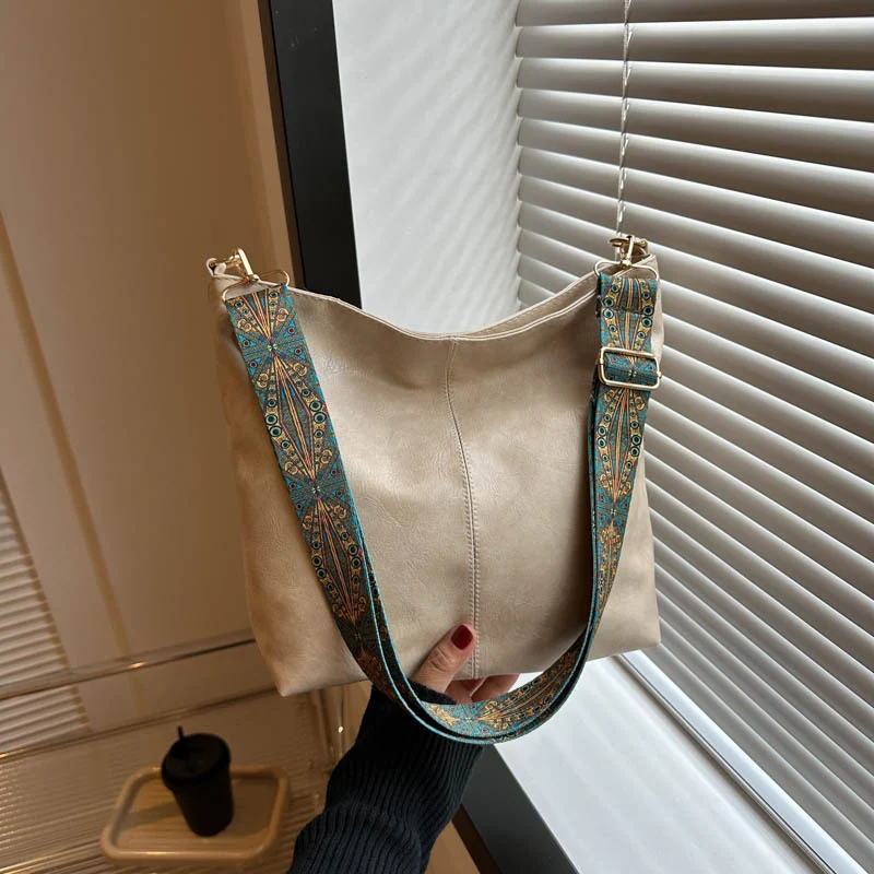 Fashionable hand-held bag with a large capacity bucket