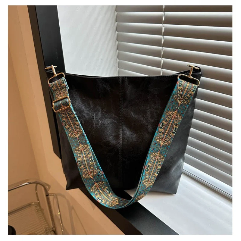 Fashionable hand-held bag with a large capacity bucket