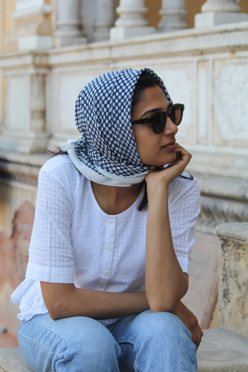 Cheich Puskar 75 x 75 cm — Foulard carré bleu marine en coton Block Print indien
