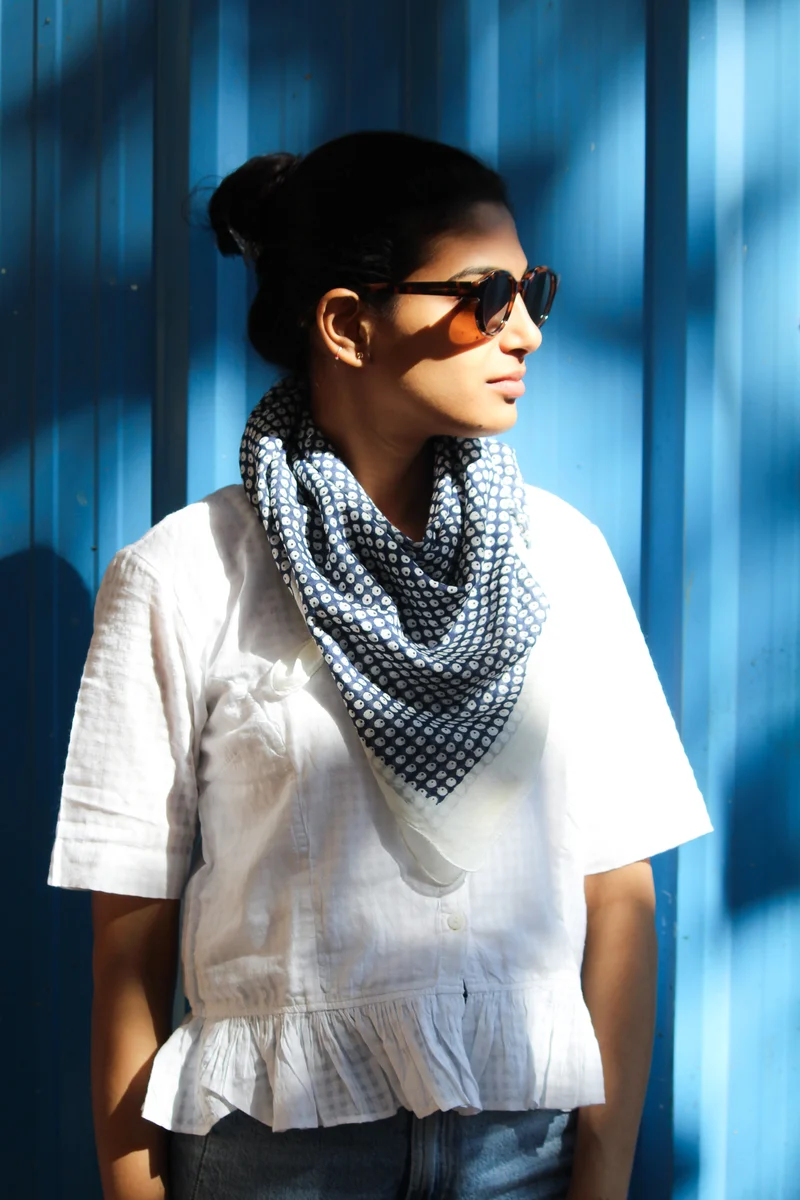 Cheich Puskar 75 x 75 cm — Foulard carré bleu marine en coton Block Print indien
