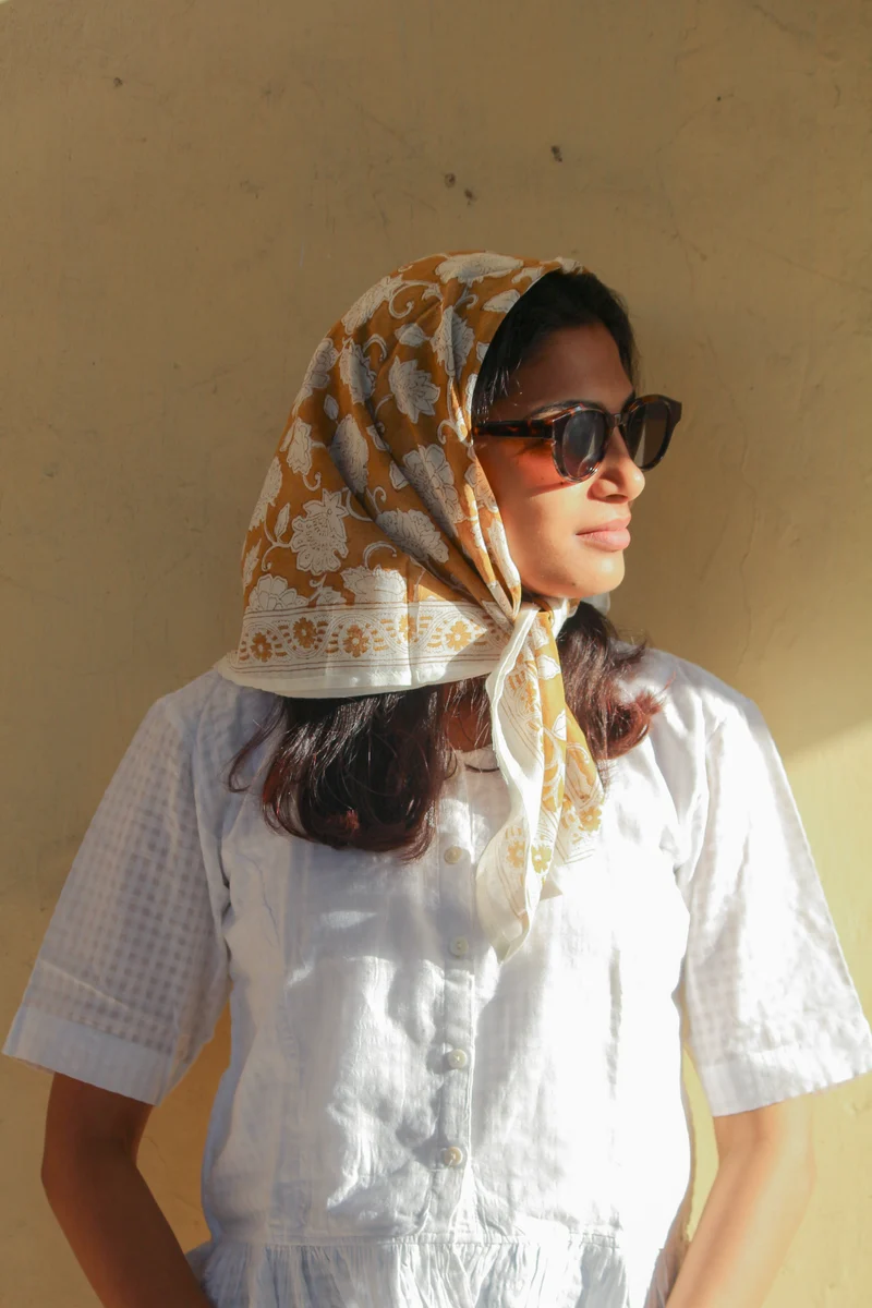 Cheich Hampi 75x75 cm – Foulard en voile de coton Block Print ocre floral