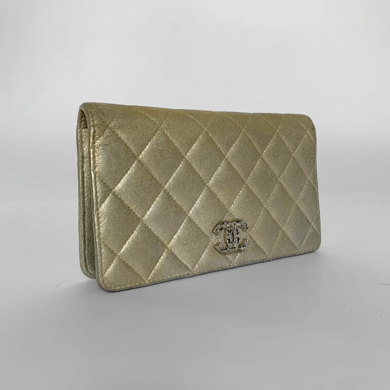 Chanel Portefeuille long en agneau métallisé matelassé avec carte de crédit en cristal