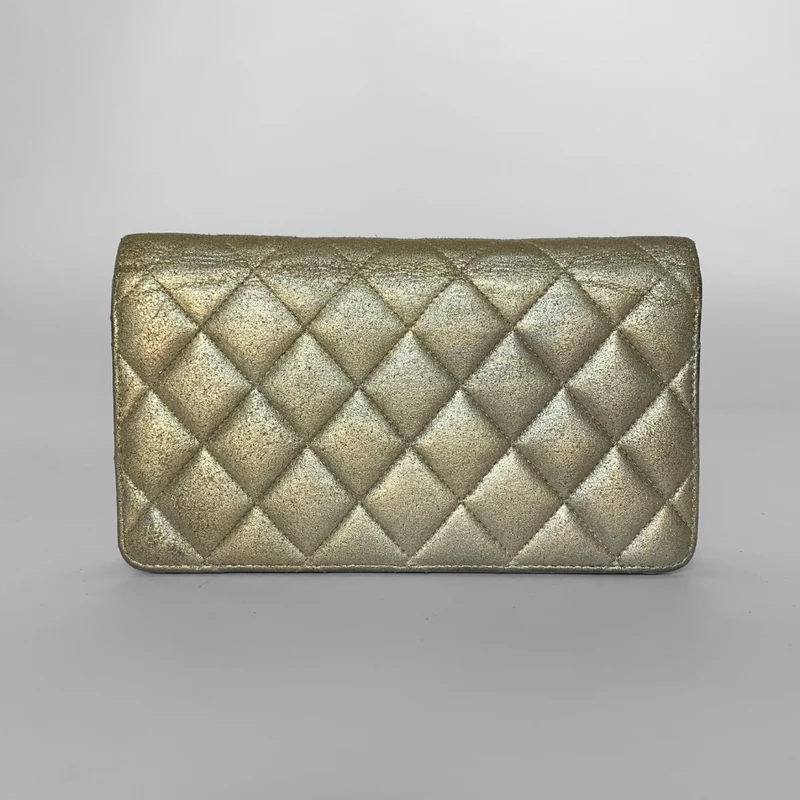 Chanel Portefeuille long en agneau métallisé matelassé avec carte de crédit en cristal