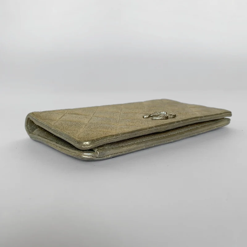 Chanel Portefeuille long en agneau métallisé matelassé avec carte de crédit en cristal