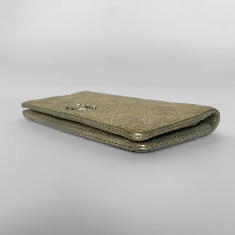 Chanel Portefeuille long en agneau métallisé matelassé avec carte de crédit en cristal
