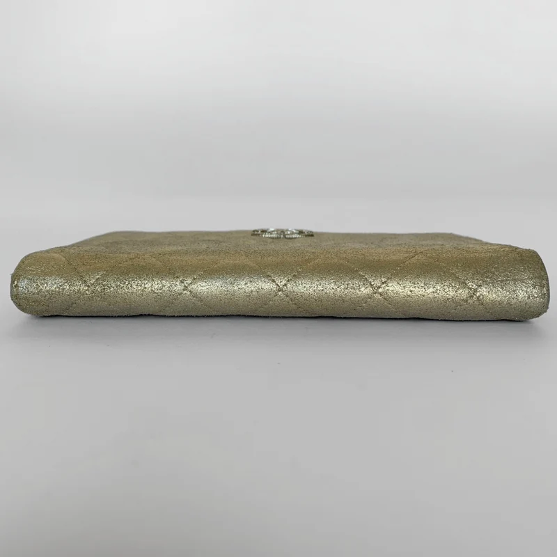 Chanel Portefeuille long en agneau métallisé matelassé avec carte de crédit en cristal