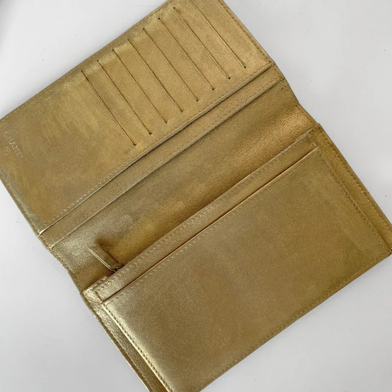 Chanel Portefeuille long en agneau métallisé matelassé avec carte de crédit en cristal