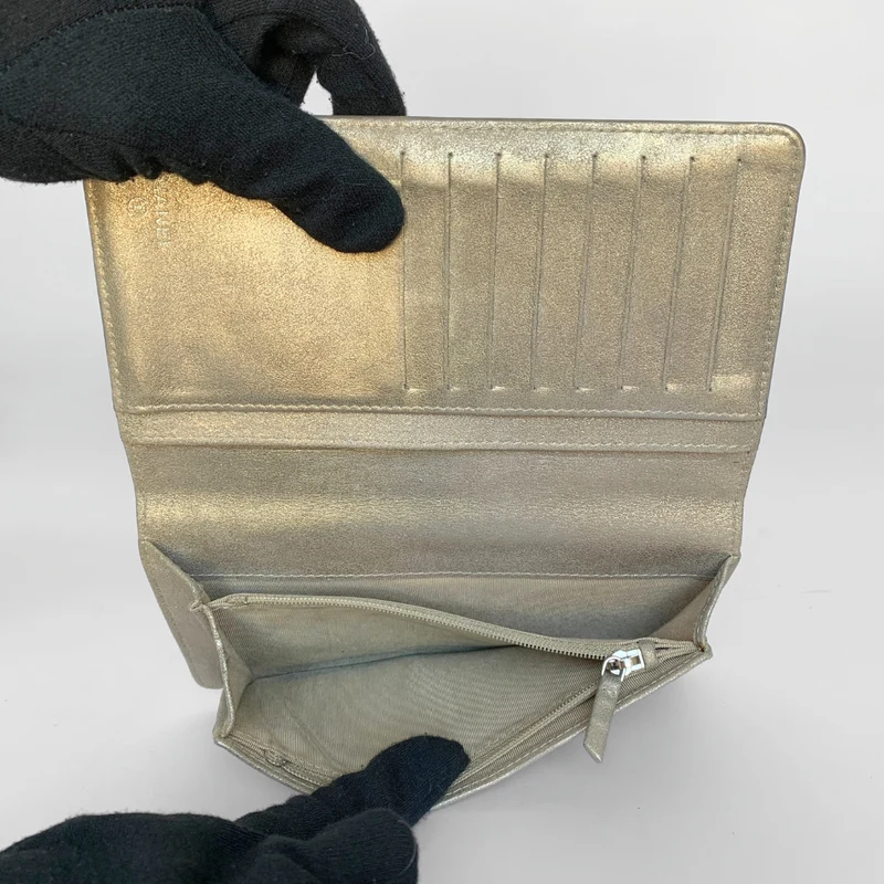 Chanel Portefeuille long en agneau métallisé matelassé avec carte de crédit en cristal